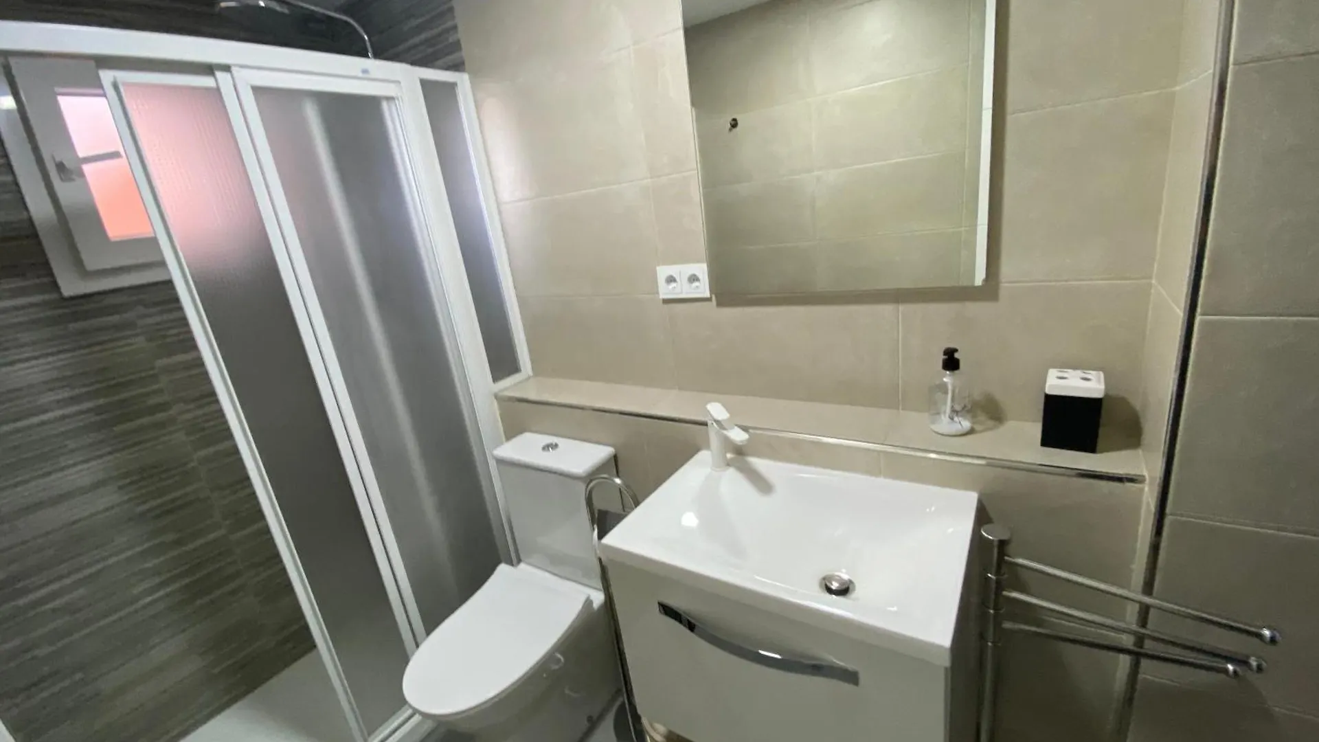 Apartamento Cerca De Aeropuerto, Metro ,Bus Malaga 0*,  Spain