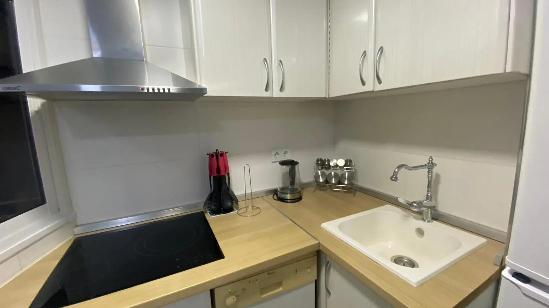 Apartamento Cerca De Aeropuerto, Metro ,Bus Malaga Homestay
